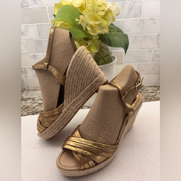 Söfft Antique Gold Wedge Sandals NEW Size 7 1/2 - Picture 1 of 6